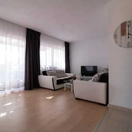 Olivia Apartman *